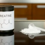 Bote de creatina monohidratada con cacito dosificador y polvo