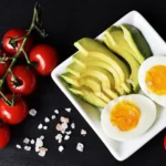 Comida saludable para déficit calórico: aguacate, huevos y tomates cherry