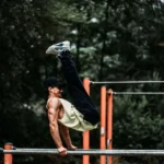 Entrenamiento de calistenia al aire libre