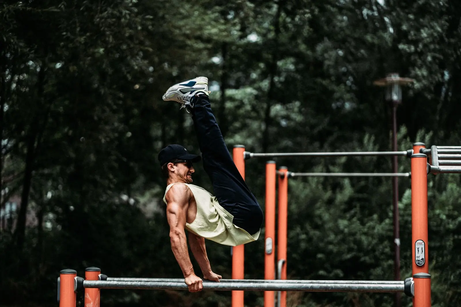 Entrenamiento de calistenia al aire libre