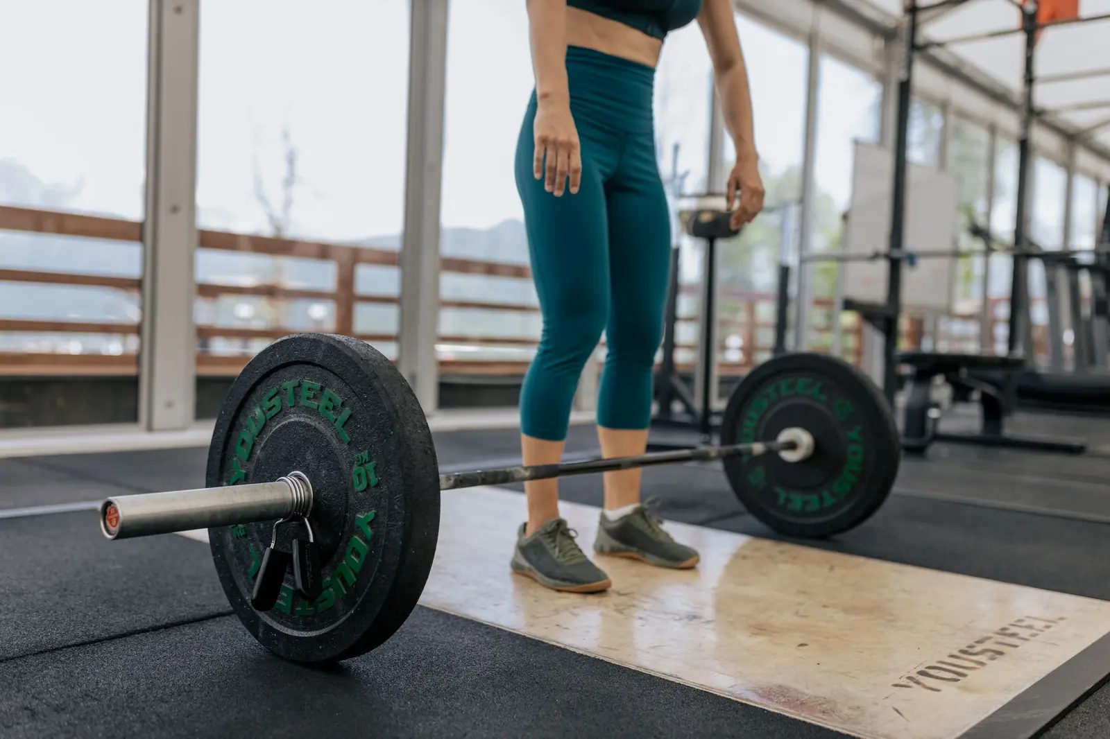 Deportista entrenando fuerza y rendimiento