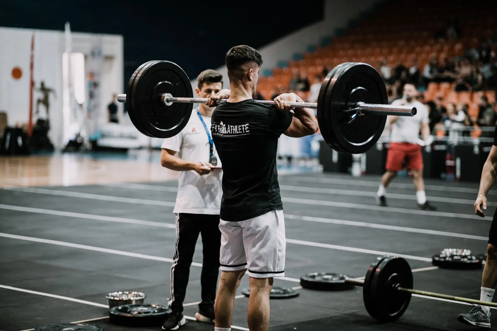 Atleta levantando barra en competición
