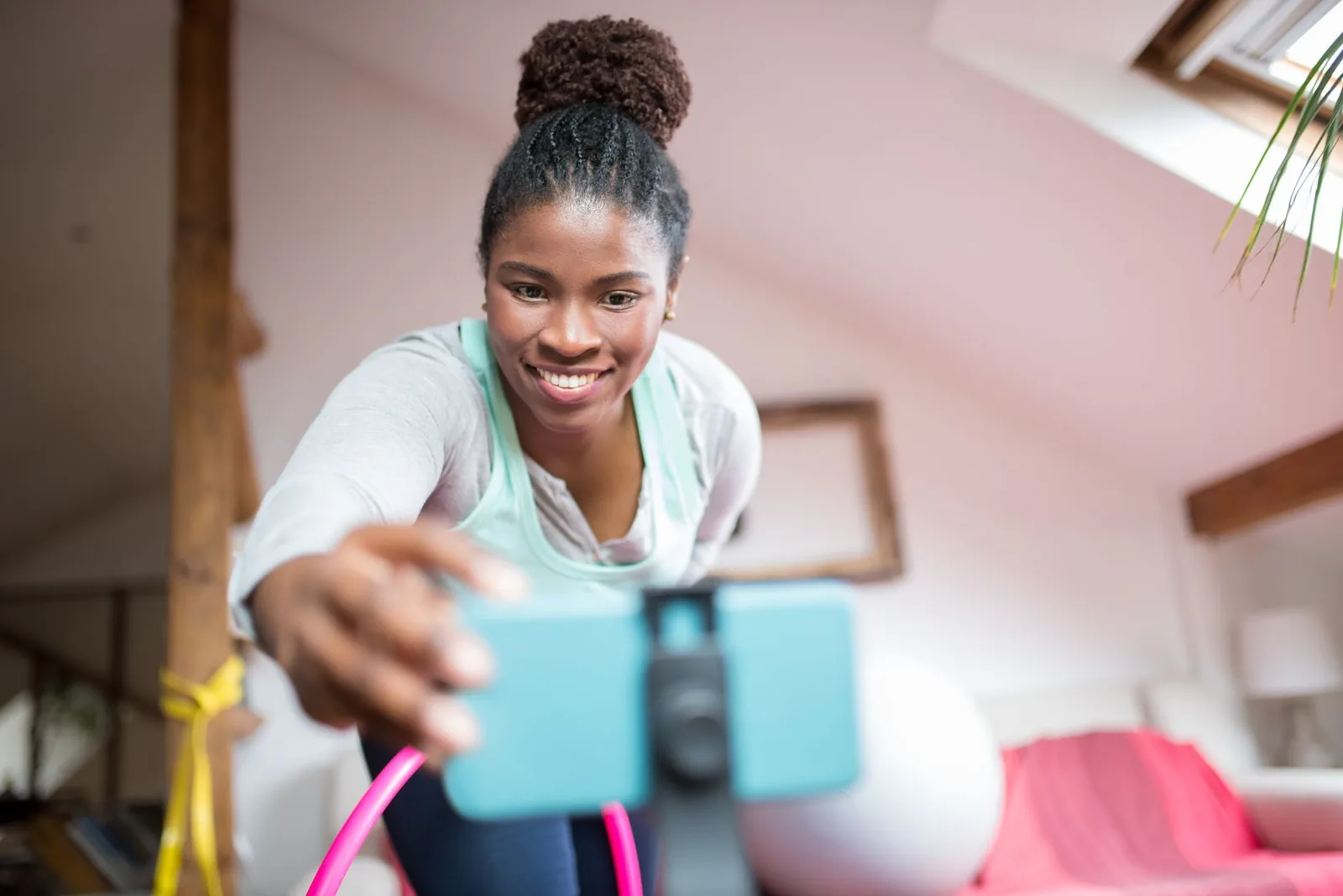 Creadora de contenido fitness grabando con el movil para su media kit