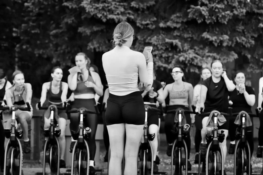 Cómo Organizar una Fiesta Fitness: Guía para Entrenadores y Marcas [2026]