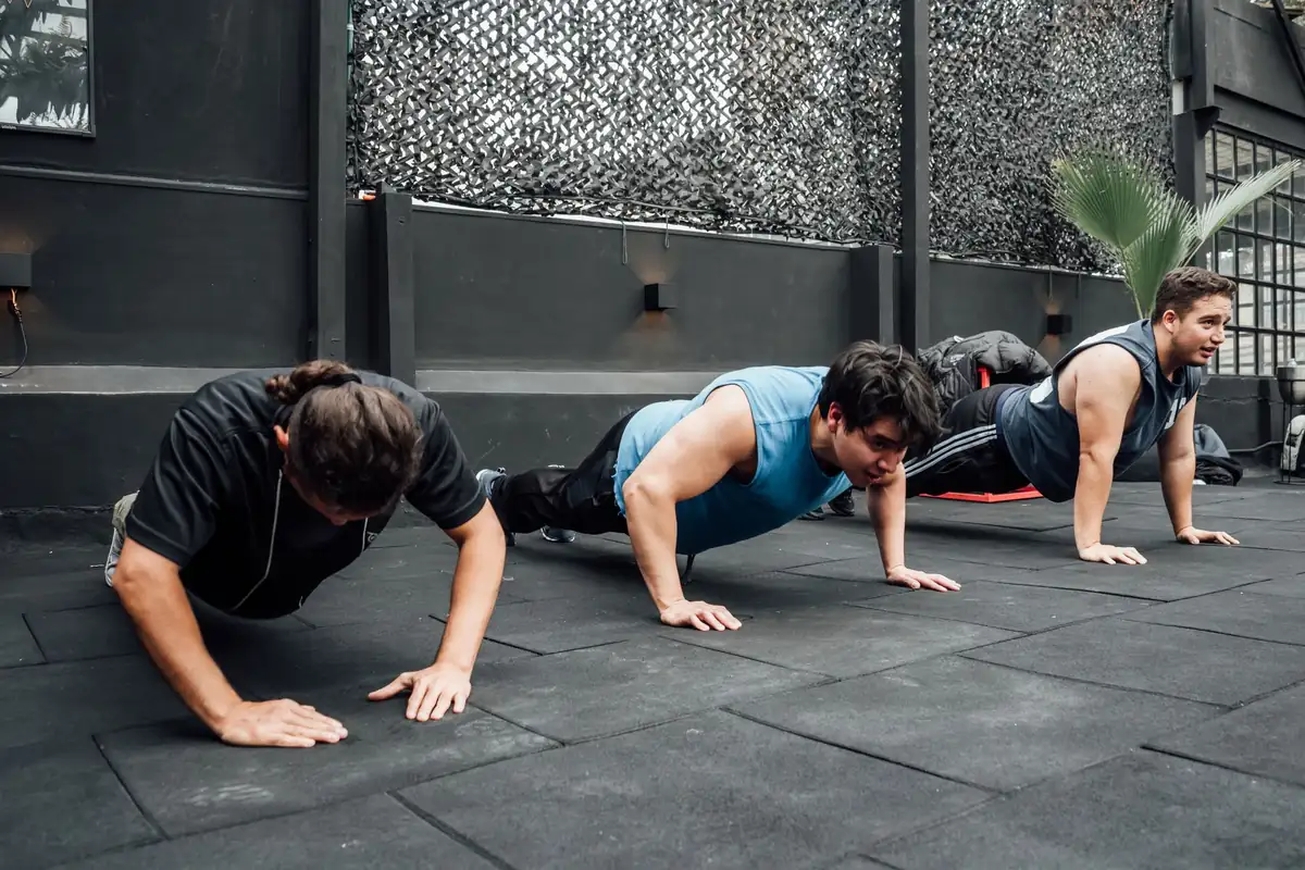 Grupo entrenando junto en una clase colectiva