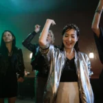 Mujeres bailando en fiesta fitness