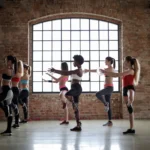 Clase grupal de fitness en gimnasio