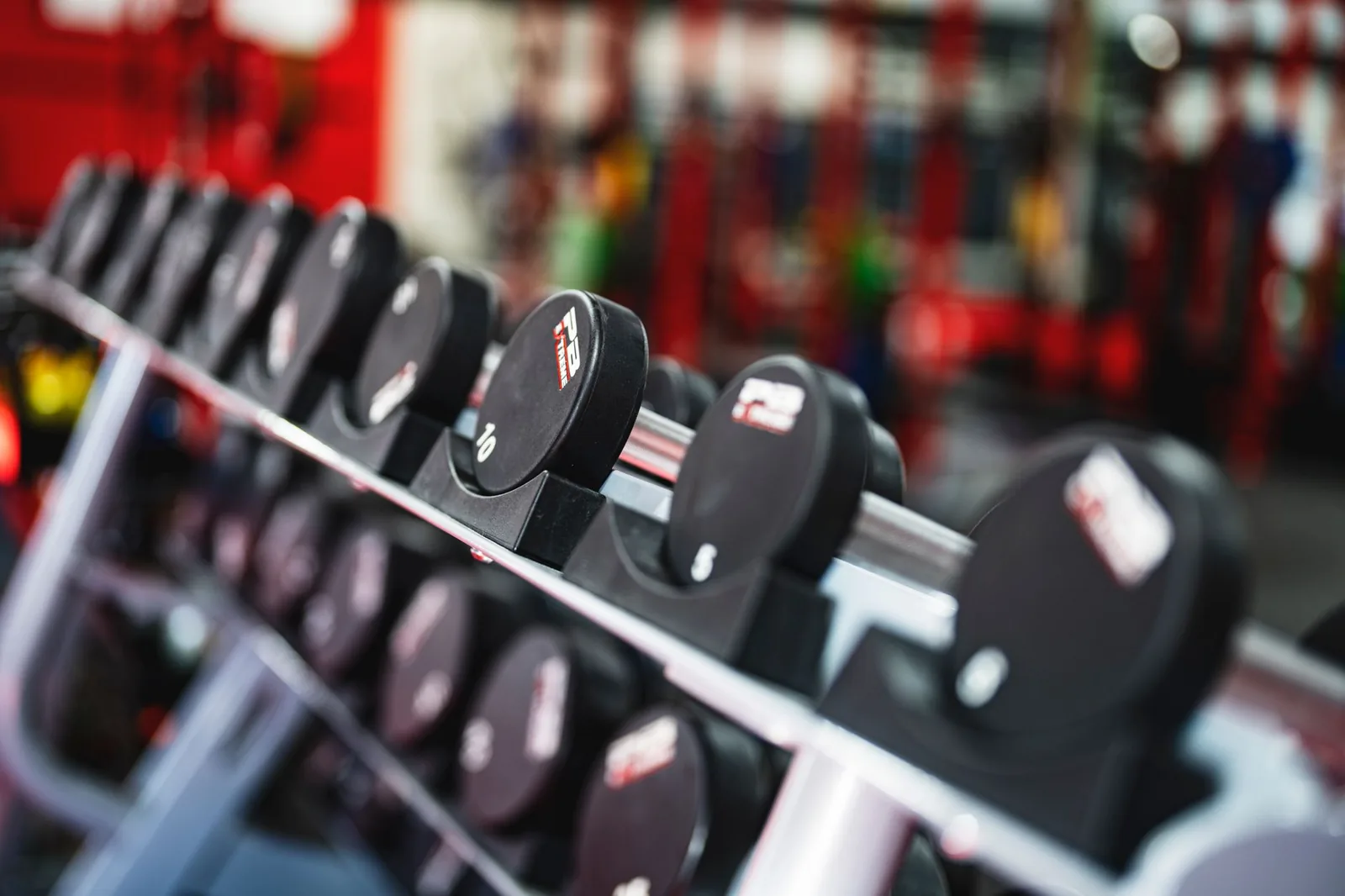 Fila de mancuernas en gimnasio