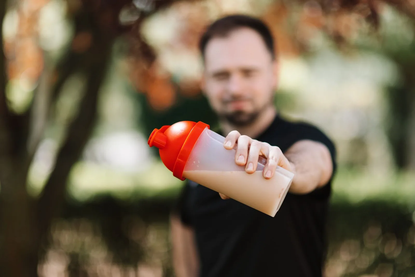HSN Suplementos: Análisis Honesto de la Marca Granadina 1 Batido de proteína en mano en tienda de suplementos