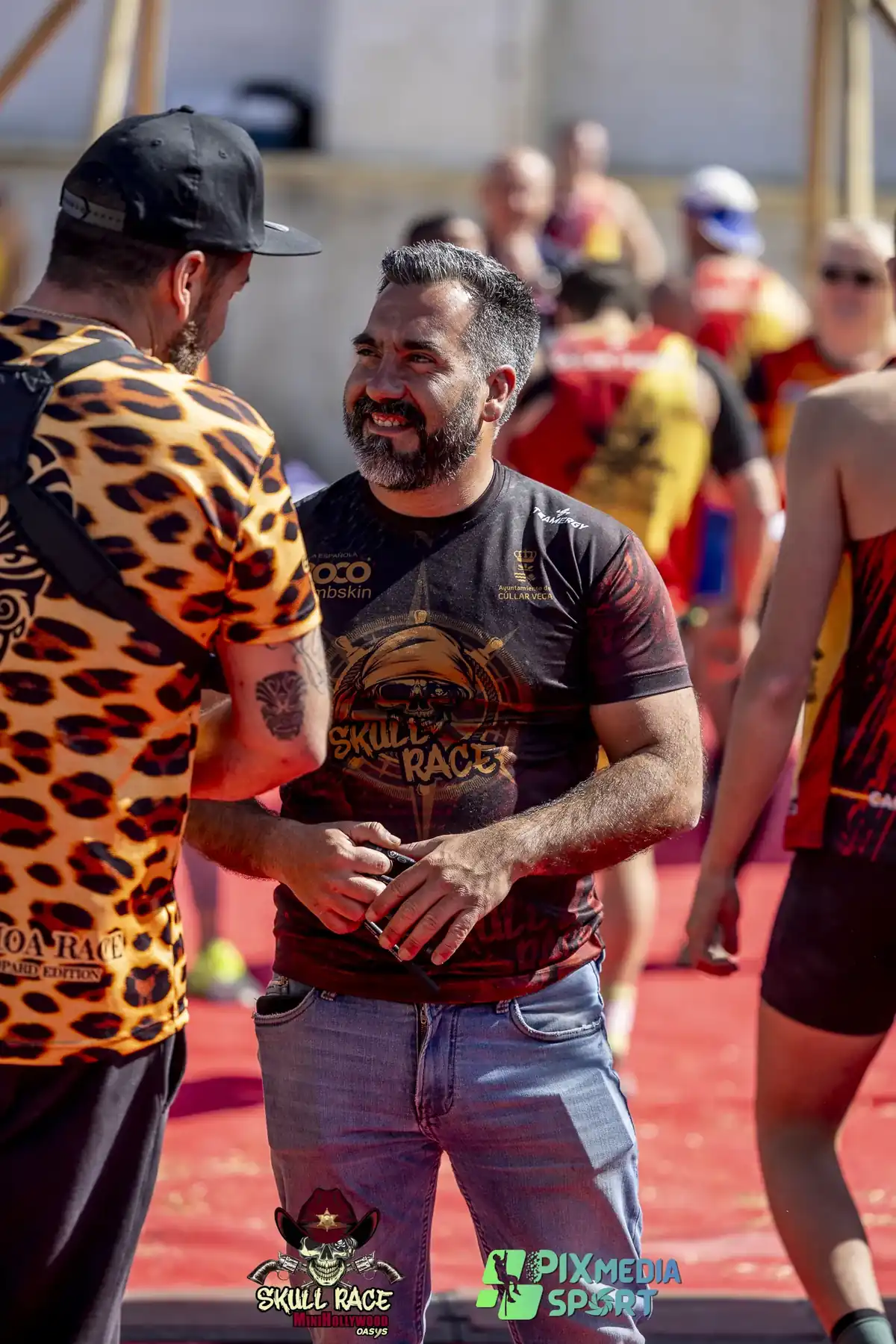Participantes con camisetas de Skull Race MiniHollywood en la zona de meta