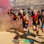 Salida de una carrera de obstáculos con polvo rojo del desierto de Tabernas