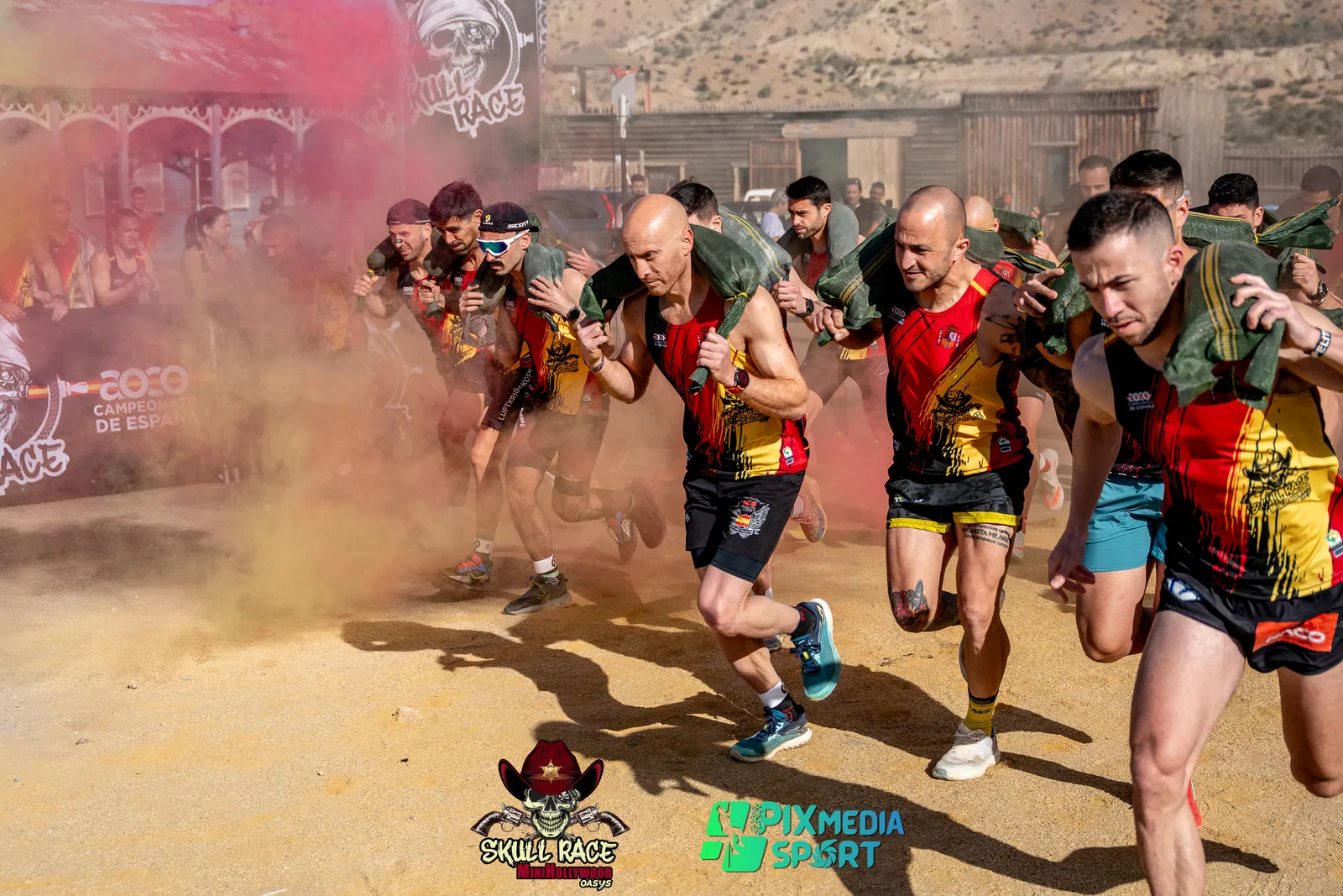 Salida de una carrera de obstáculos con polvo rojo del desierto de Tabernas