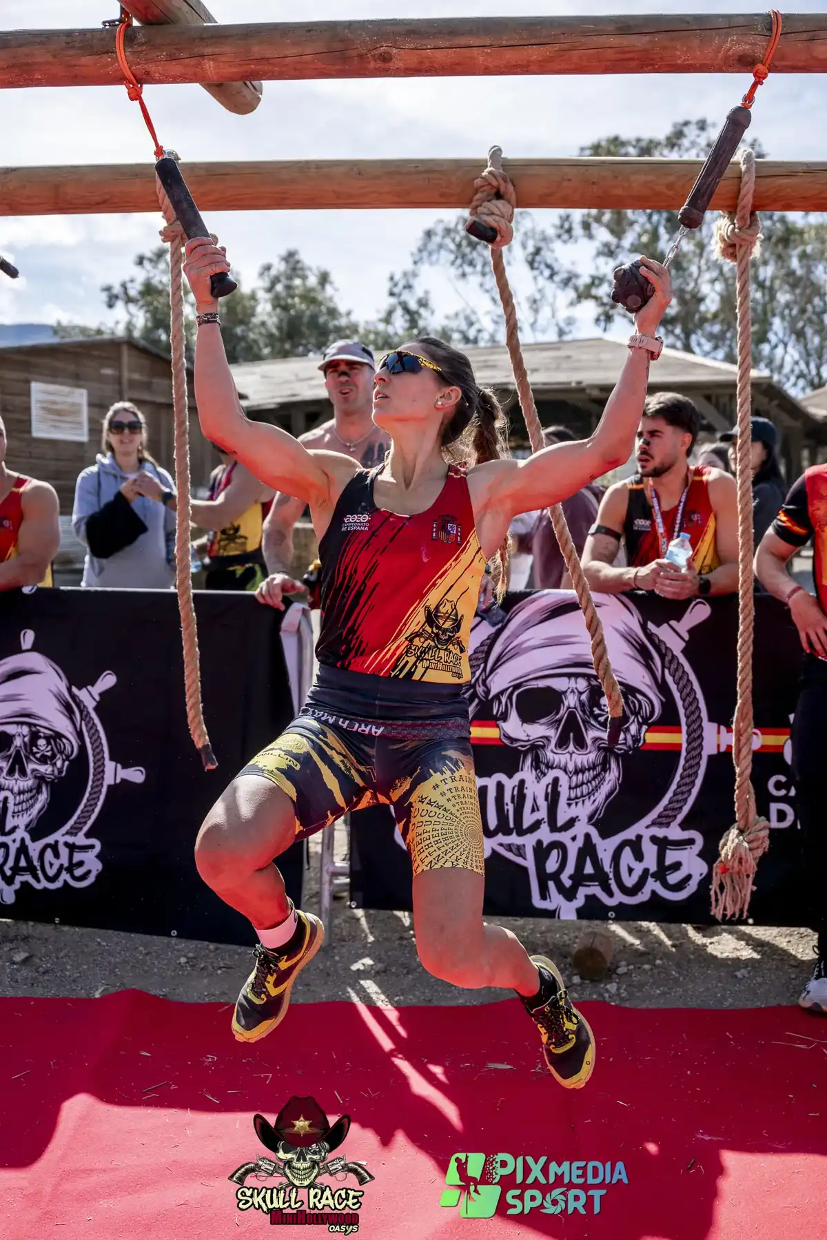 Participante superando un obstáculo de cuerdas en Skull Race MiniHollywood