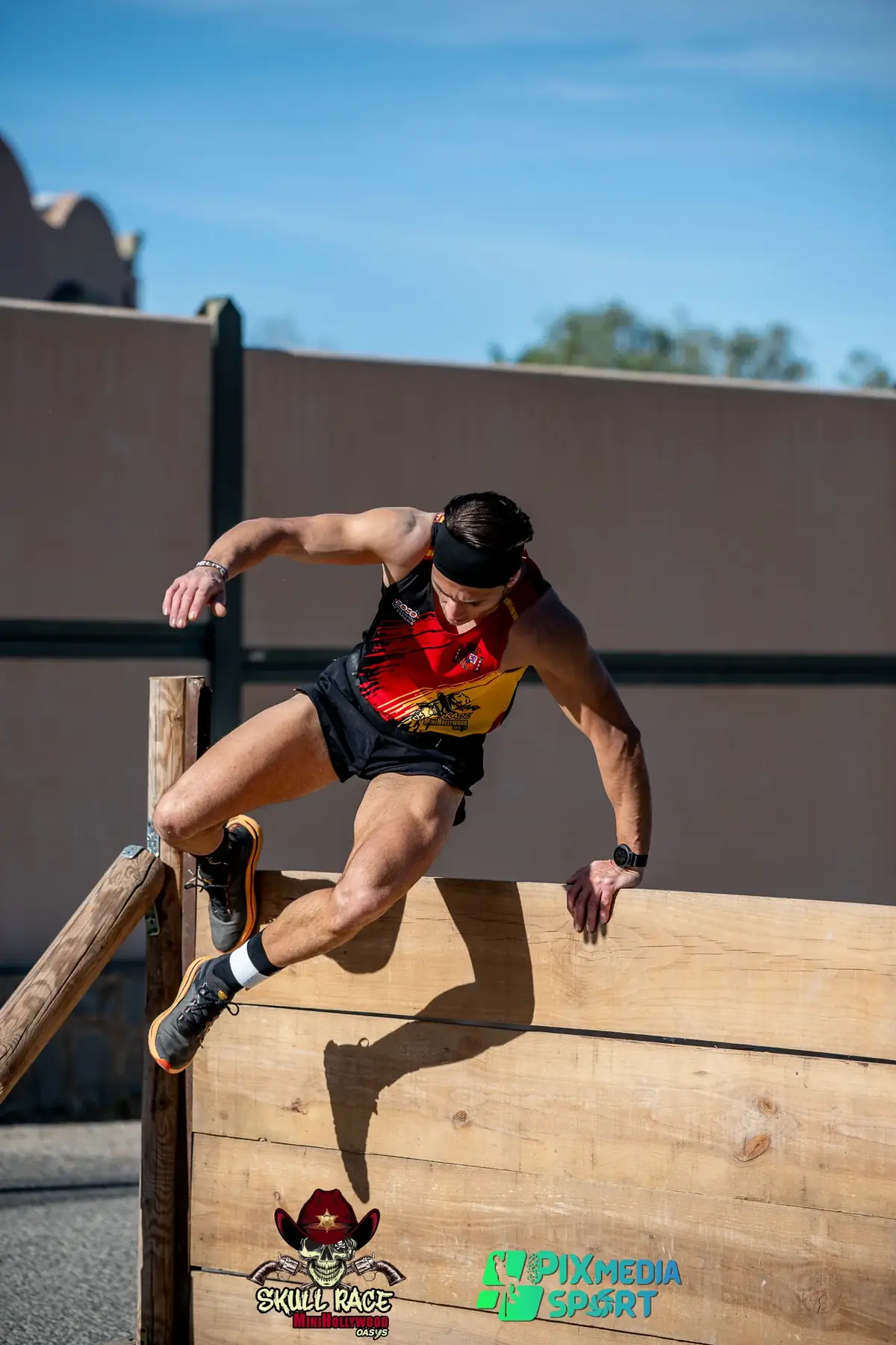 Corredor saltando un muro de madera en Skull Race MiniHollywood