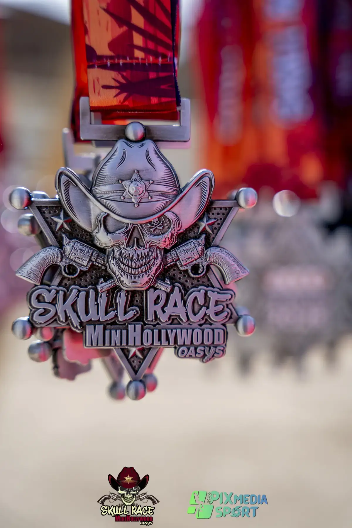 Trofeo de Skull Race MiniHollywood con el logo del evento y dos revólveres cruzados