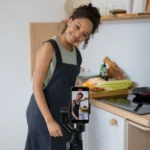 Creadora de contenido fitness grabando con el móvil