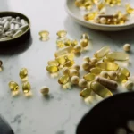 Suplementos y vitaminas sobre mesa